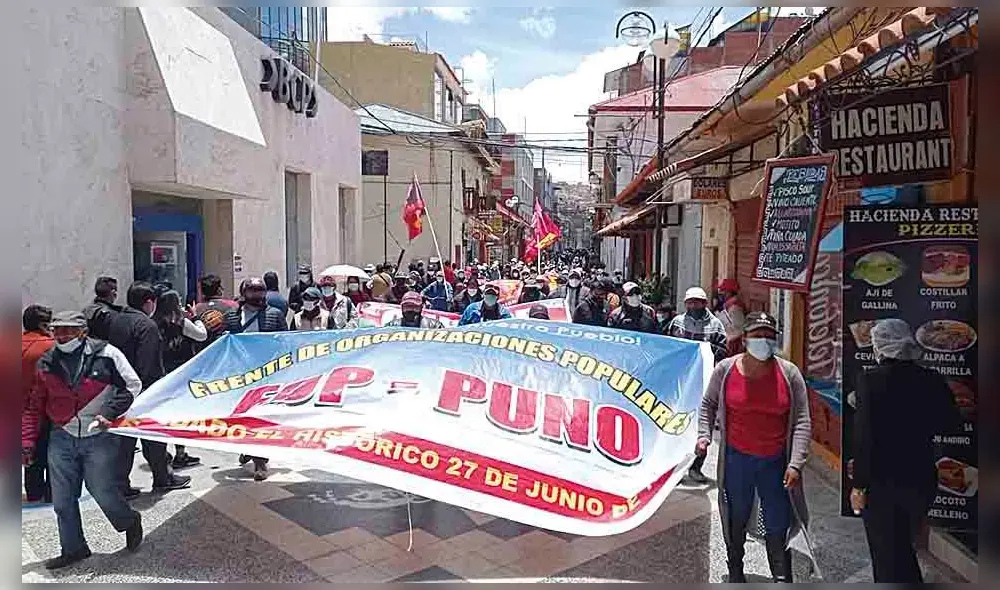 Paralizado. En Puno transportistas bloquearon ingresos a la ciudad. Foto Juan Carlos Cisneros/ La República