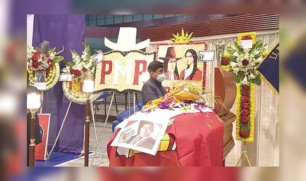 Despedida. Maestros acudieron a velatorio de Herrera. Foto: La República Despedida. Maestros acudieron a velatorio de Herrera. Foto: La República