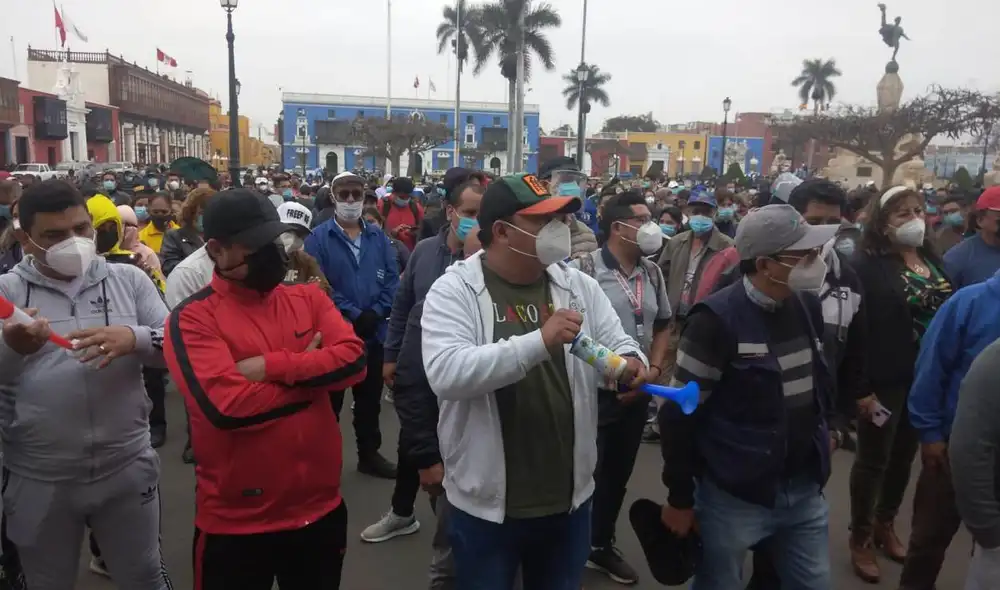 Son 700 los trabajadores que vienen exigiendo sus vales de alimentos ante la MPT. Foto: Radio Exitosa Trujillo Son 700 los trabajadores que vienen exigiendo sus vales de alimentos ante la MPT. Foto: Radio Exitosa Trujillo