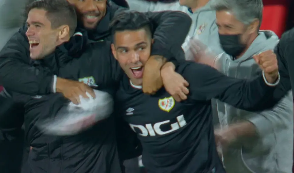 Radamel Falcao celebró eufórico con sus compañeros del Rayo Vallecano. Foto: DirecTV Sports Radamel Falcao celebró eufórico con sus compañeros del Rayo Vallecano. Foto: DirecTV Sports