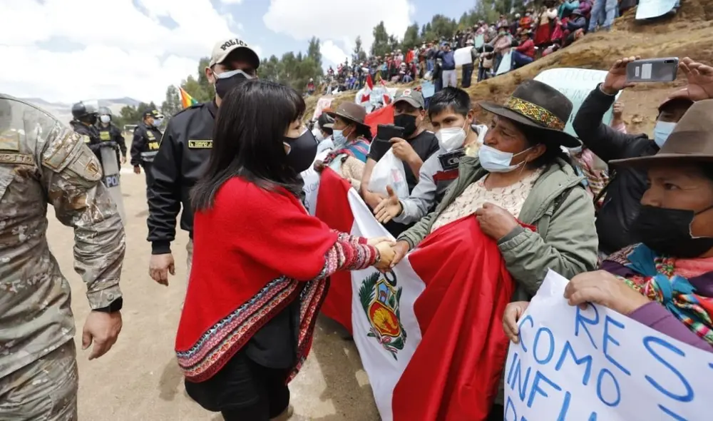 Los ministros Mirtha Vásquez, Pedro Franque y Betssy Chávez acudieron al diálogo que terminó en el cese del paro. Foto: Twitter / Mirtha Vásquez