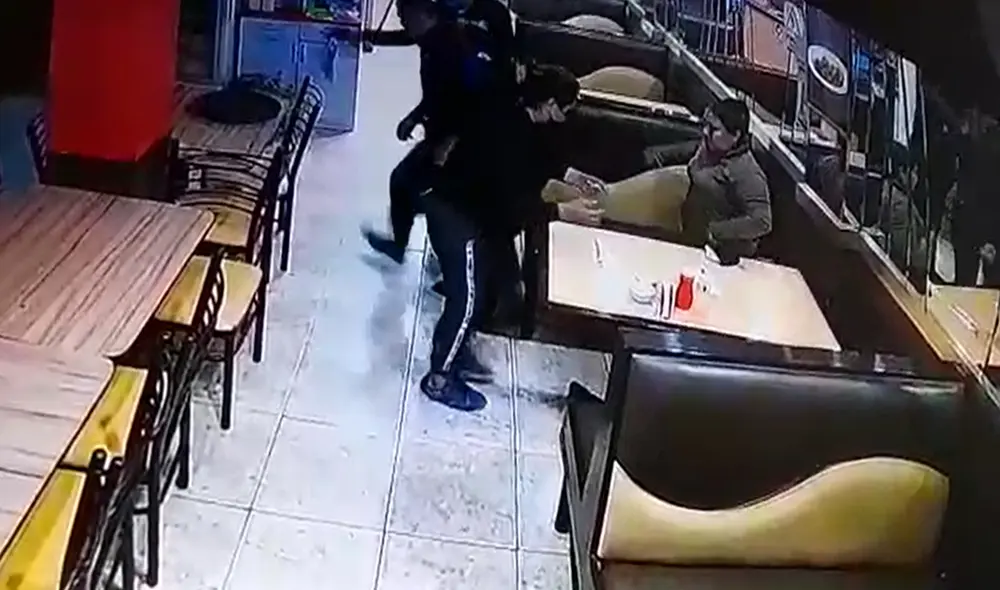 Hampones amenazaron a sus víctimas para que no opongan resistencia al robo. Foto: captura de cámara de seguridad Hampones amenazaron a sus víctimas para que no opongan resistencia al robo. Foto: captura de cámara de seguridad