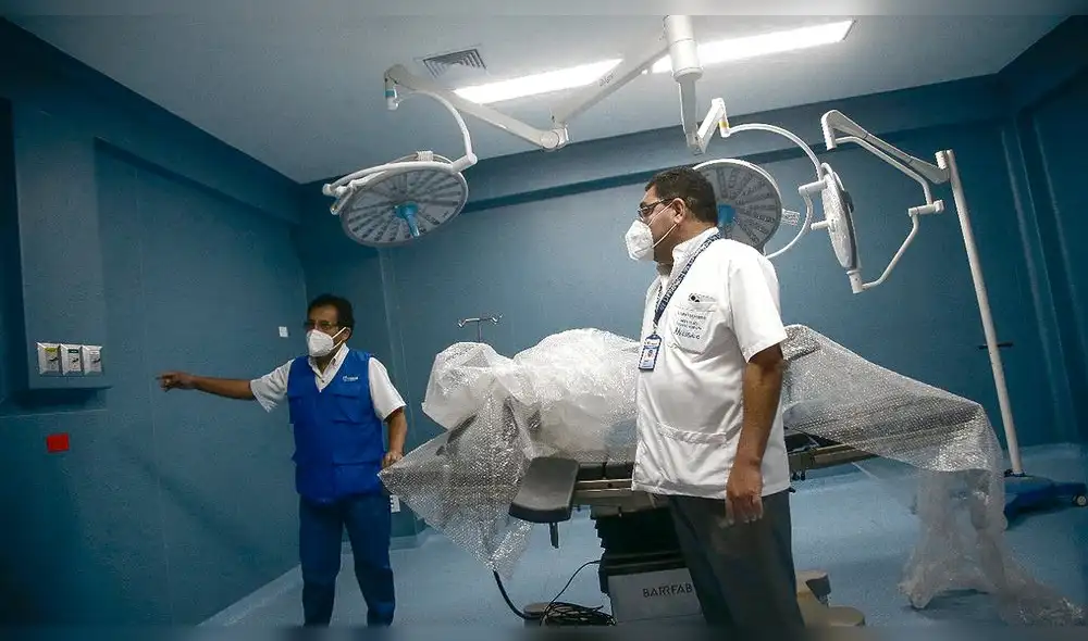 Inspección. Gerente de EsSalud realizó inspección en emergencia de Edmundo Escomel. Foto: Rodrigo Talavera/ La República