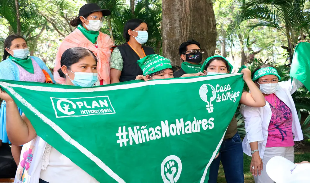 Activistas feministas se manifestaron esta semana en Bolivia a raíz del caso de una niña de 11 años que resultó embarazada tras sufrir reiterados abusos sexuales por parte del padre de su padrastro. Foto: EFE