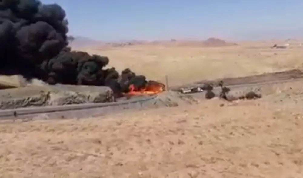 Camión fue consumido por el fuego. Conductores que pasaban por la zona grabaron el fatídico hecho. Foto: Captura video Portal Islay