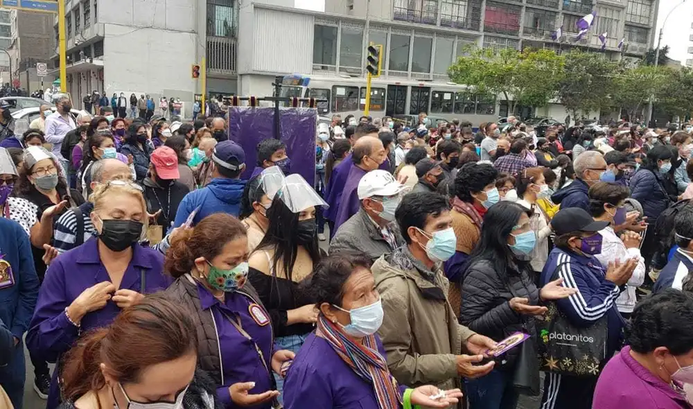 Los fieles escucharon la misa del Señor de los Milagros. Foto: Giuliana Castillo/URPI-LR
