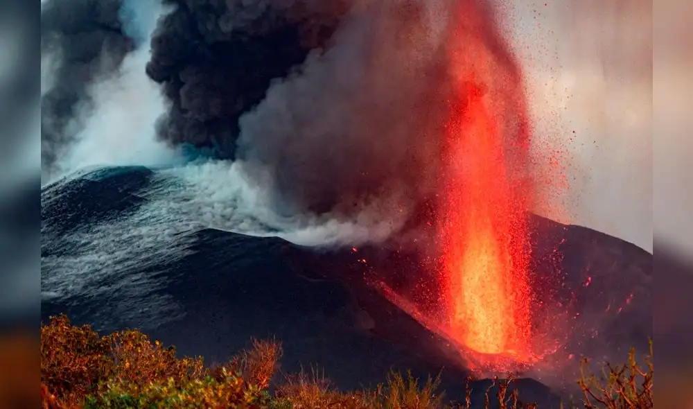 El volcán Cumbre Vieja arrojando lava, cenizas y humo en la isla de La Palma. VIDEO: Involcan