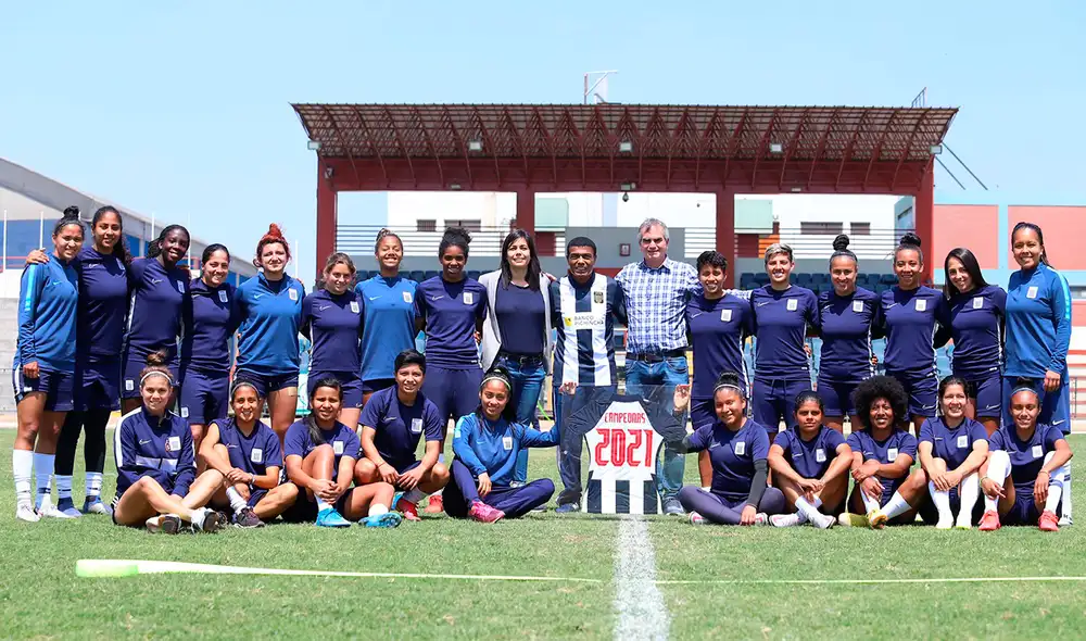 Teófilo Cubillas en el entreno de las blanquiazules en Club AELU de Pueblo Libre. Foto: Alianza Lima Femenino Teófilo Cubillas en el entreno de las blanquiazules en Club AELU de Pueblo Libre. Foto: Alianza Lima Femenino