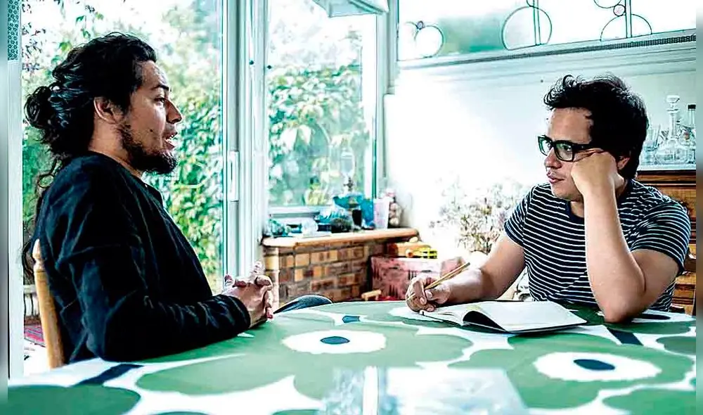 Reeditado. Jhonatan Segura (a la izquierda) charla sobre la reedición de su libro de cuentos “Los Empedernidos”, de venta en Arequipa y en Lima.