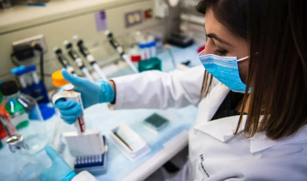 Una investigadora realiza un experimento relacionado con la vacuna contra el cáncer de mama en un laboratorio de la Clínica Cleveland. Foto: Shawn Green / Cleveland Clinic