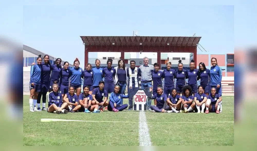 Teófilo Cubillas visitó al plantel femenino de Alianza de cara a la Copa Libertadores. Foto: Teófilo Cubillas/Twitter