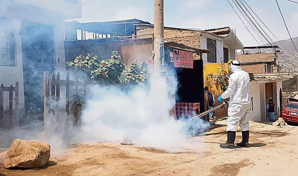 Control. Brigadas de contención fumigaron las casas y dieron recomendaciones a vecinos. Foto: Deysi Portuguez / URPI-GLR Control. Brigadas de contención fumigaron las casas y dieron recomendaciones a vecinos. Foto: Deysi Portuguez / URPI-GLR