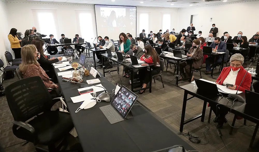 Descentralización forzada. Es el primer pleno del Congreso en Cajamarca. La accidentada sesión fue en un hotel de lujo y también abordó otras mociones declarativas. Foto: difusión Descentralización forzada. Es el primer pleno del Congreso en Cajamarca. La accidentada sesión fue en un hotel de lujo y también abordó otras mociones declarativas. Foto: difusión