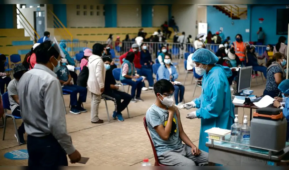 Protegidos. Menores de edad deberán acudir con sus padres o apoderados, quienes deberán firmar consentimiento. Foto: Rodrigo Talavera/ La República Protegidos. Menores de edad deberán acudir con sus padres o apoderados, quienes deberán firmar consentimiento. Foto: Rodrigo Talavera/ La República