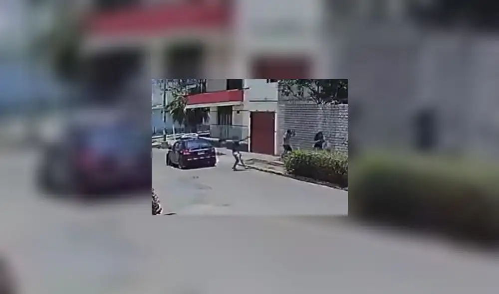 Hampón apunta con rama de fuego a pareja. Foto: captura video Ozono.