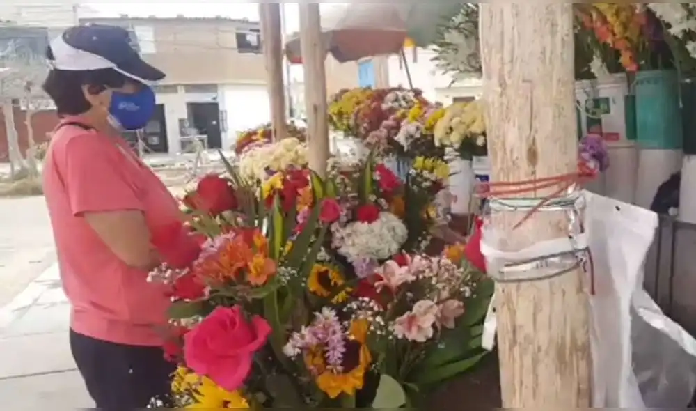 Comerciantes de flores alistan sus arreglos para los asistentes. Foto: captura/URPI-LR Comerciantes de flores alistan sus arreglos para los asistentes. Foto: captura/URPI-LR