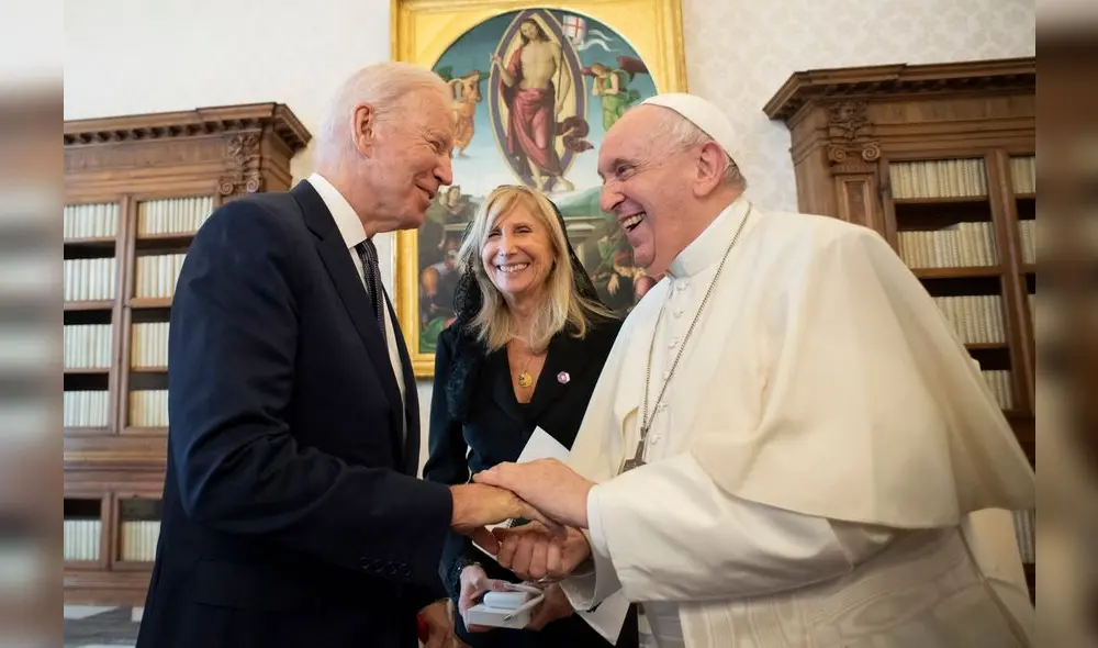 El Papa Francisco se reunió con el presidente de los Estados Unidos, Joe Biden, durante una audiencia privada en el Vaticano, antes de la próxima cumbre del G20 de líderes mundiales para discutir el cambio climático, la COVID-19 y el recuperación mundial pospandémica. Foto: Vatican Media/AFP