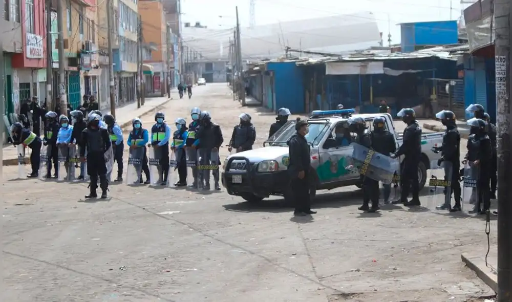 Personal de Serenazgo resguarda el exterior del mercado Modelo desde el 15 de octubre, día que se realizó el desalojo de los ambulantes. Foto: La República. Personal de Serenazgo resguarda el exterior del mercado Modelo desde el 15 de octubre, día que se realizó el desalojo de los ambulantes. Foto: La República.