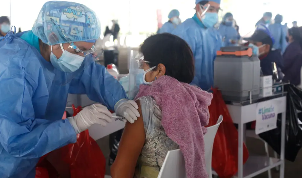 Adultos mayores de 65 años ya pueden revisar el día que les corresponde la tercera dosis. Foto: Marco Cotrina/La República
