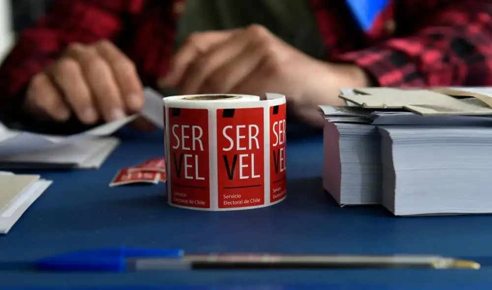 Los vocales de mesa instalan la mesa de sufragio, reciben los votos emitidos y realizan el escrutinio. Foto: La Tercera