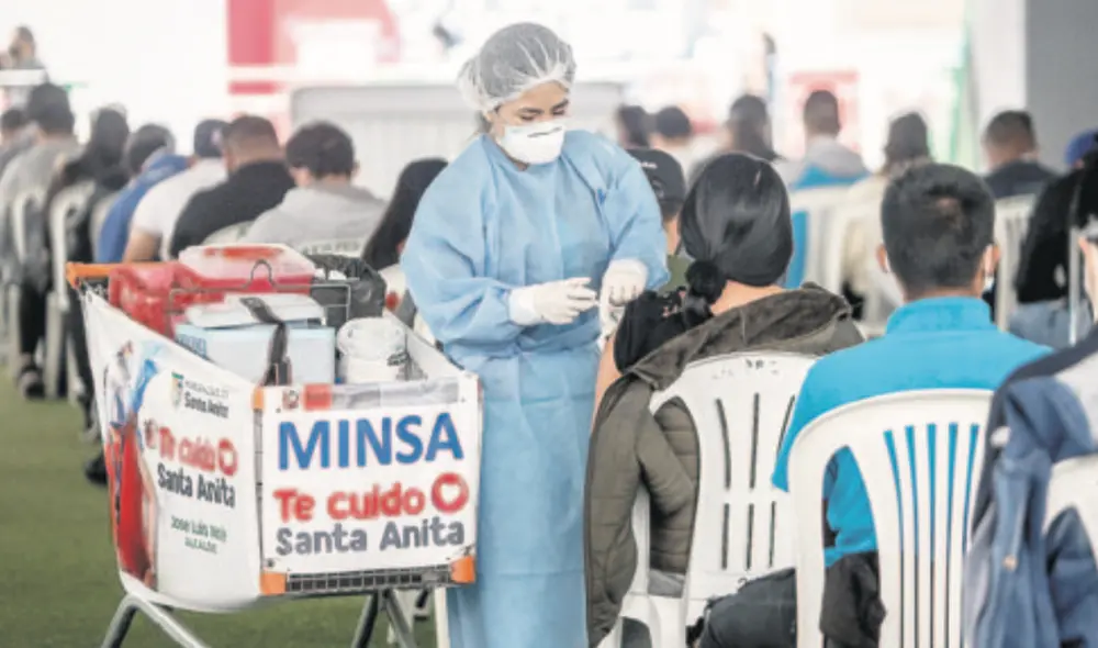 Orden. Menores deben acudir a vacunatorios con sus padres. Foto: Antonio Melgarejo / La República
