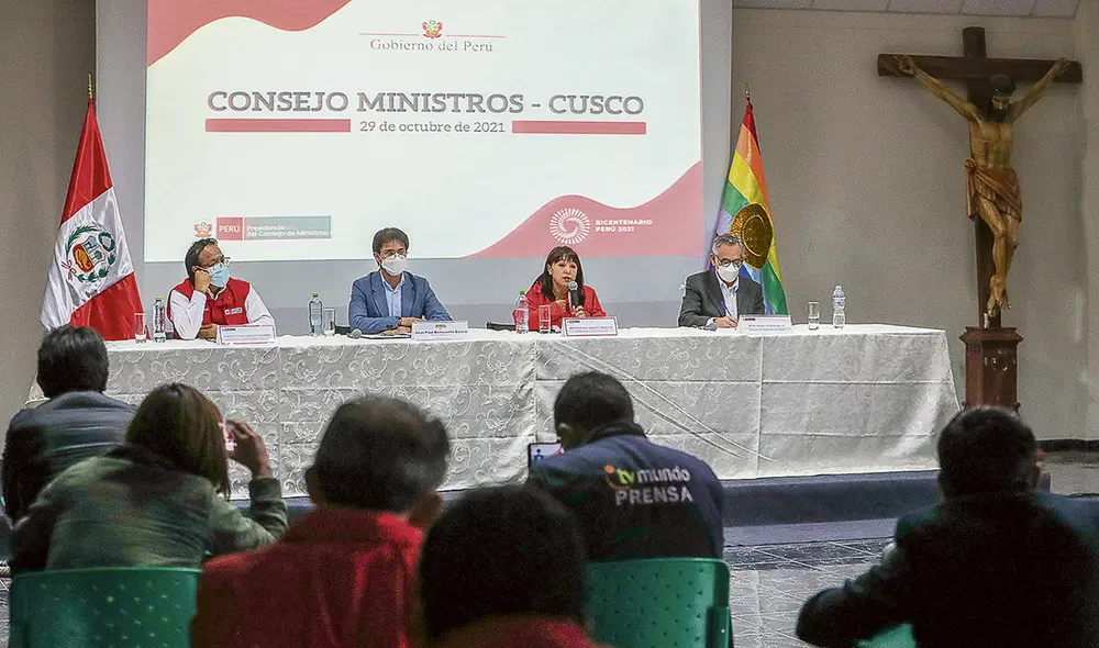 Precisiones. Primera ministra pidió que la confianza se vote por políticas que se ha planteado desarrollar el Gobierno. Junto a ella, los ministros Sánchez y Francke, y el gobernador del Cusco. Foto: Presidencia Precisiones. Primera ministra pidió que la confianza se vote por políticas que se ha planteado desarrollar el Gobierno. Junto a ella, los ministros Sánchez y Francke, y el gobernador del Cusco. Foto: Presidencia