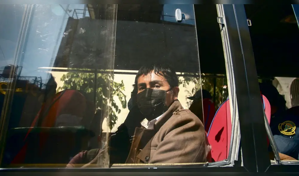 Niega cargos. Para el gobernador hay un complot de una agente secreta que lo hizo caer y unos fiscales que pretenden destruirlo por su condición de provinciano. Niega cargos. Para el gobernador hay un complot de una agente secreta que lo hizo caer y unos fiscales que pretenden destruirlo por su condición de provinciano.