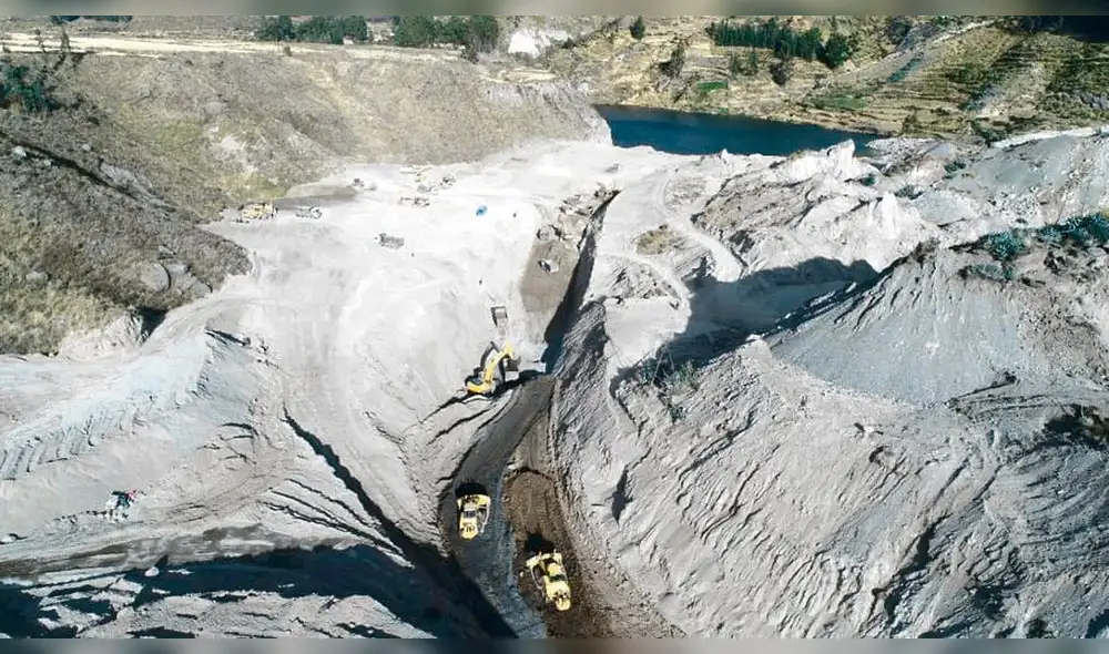 Río colca. En el tramo de Achoma, un deslizamiento embalsó el caudal del agua, maquinaria intervino para evitar desastre.