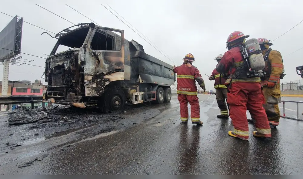 Incendio se produjo en horas de la mañana. Foto: María Pía Ponce / URPI-LR Incendio se produjo en horas de la mañana. Foto: María Pía Ponce / URPI-LR