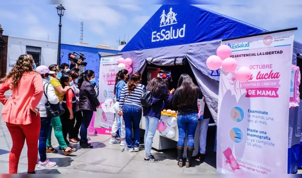 Mujeres se acercaron a la carpa de EsSalud para informarse sobre cáncer de mama. Foto: EsSalud Mujeres se acercaron a la carpa de EsSalud para informarse sobre cáncer de mama. Foto: EsSalud