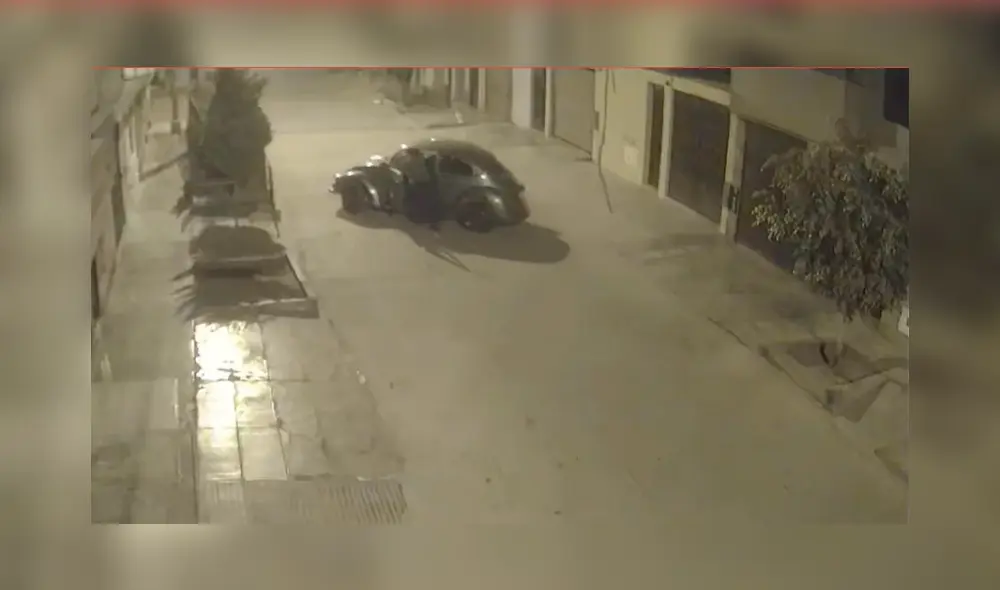 El auto fue empujado por uno de los delincuentes desde la puerta de la casa del afectado hasta la pista. Foto: WhatsApp La República