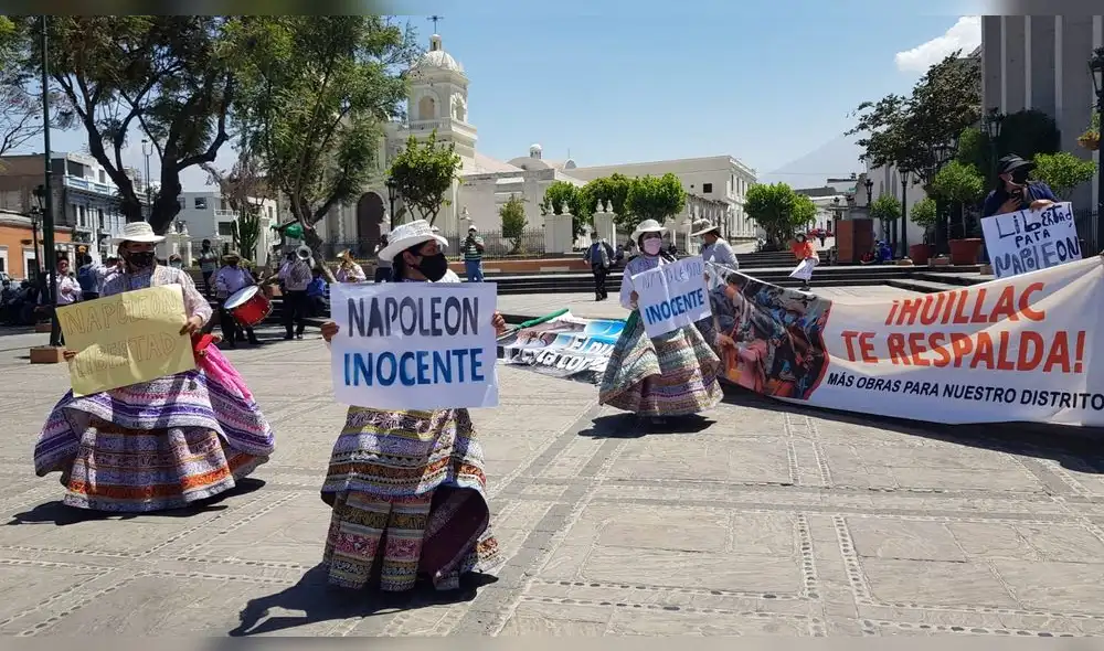 Manifestantes realizaron plantones fuera de la sede judicial. Foto: URPI/ Wilder Pari Manifestantes realizaron plantones fuera de la sede judicial. Foto: URPI/ Wilder Pari