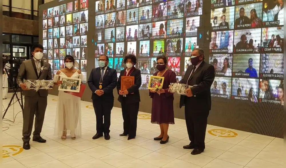 Solo la pareja más joven y de mayor edad se casaron de manera presencial. Foto: URPI/Wilder Pari Solo la pareja más joven y de mayor edad se casaron de manera presencial. Foto: URPI/Wilder Pari