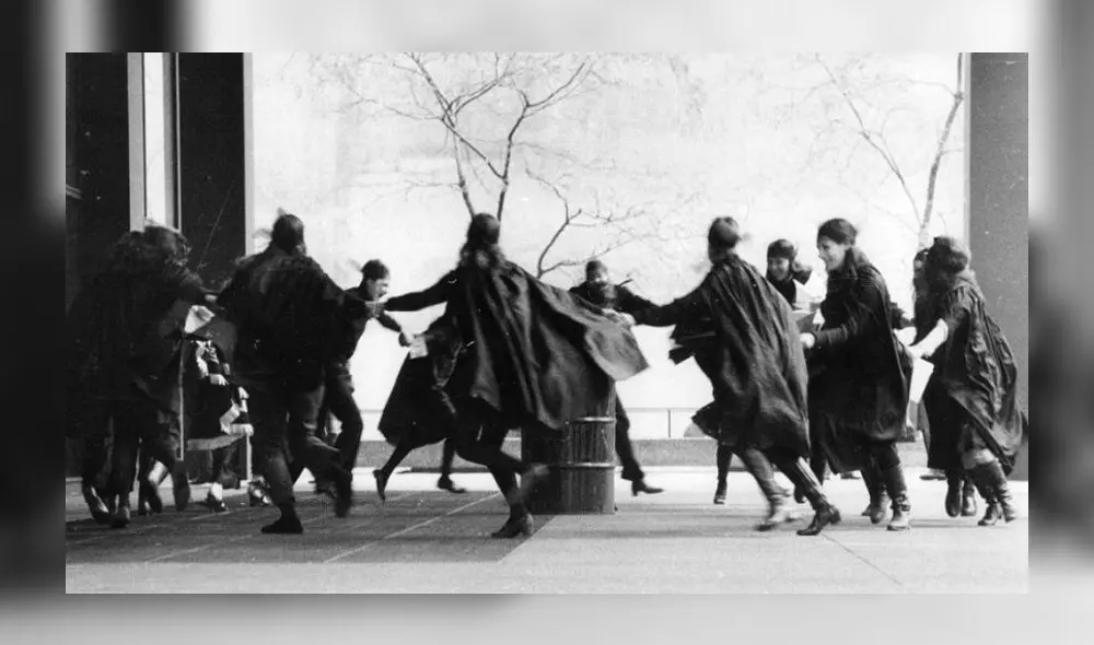 Activistas de W.I.T.C.H. bailando sobre un círculo pintado en el suelo a las afueras de la Convención del Partido Demócrata en Chicago, en 1968. Foto: difusión