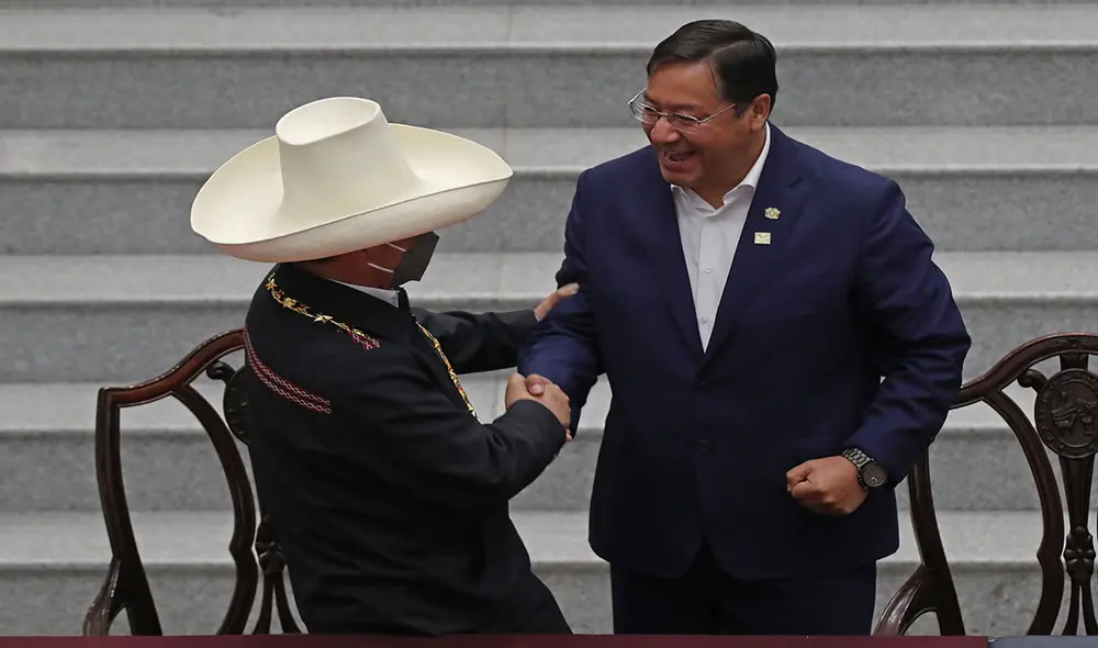 Los presidentes de Bolivia, Luis Arce, y de Perú, Pedro Castillo, se estrecharon la mano tras firmar la declaración de La Paz (Bolivia). Foto: EFE