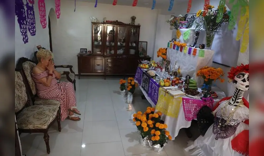Se cree que los altares ayudan a los difuntos a volver al mundo de los vivos para abrazar a sus familiares durante el 1 y 2 de noviembre. VIDEO: EFE