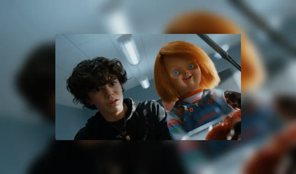 Jake junto a Chucky en el colegio, imagen de 'Chucky, la serie'. Foto: Syfy