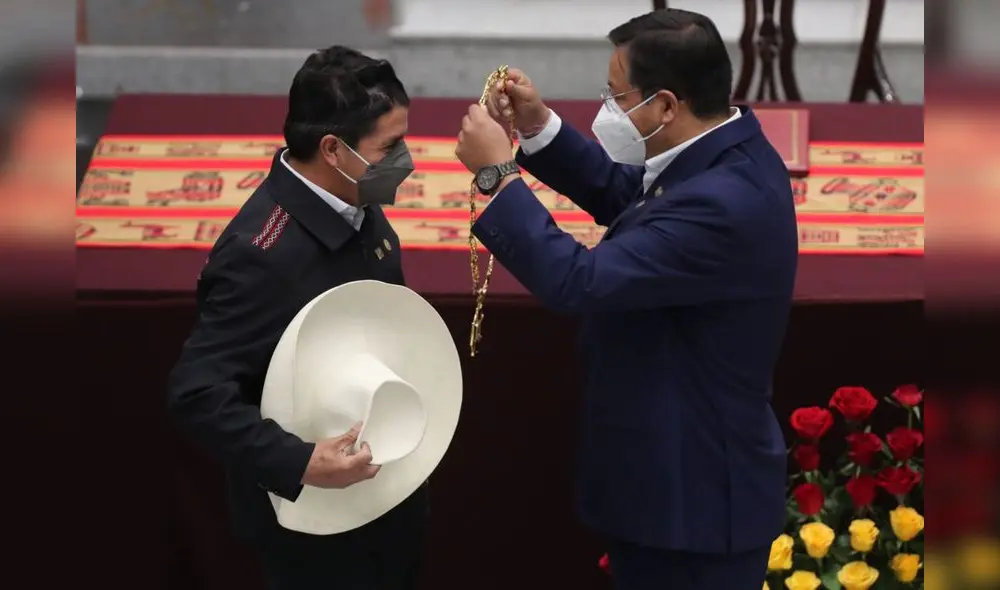 Condecoración de Pedro Castillo en Bolivia. Foto: EFE
