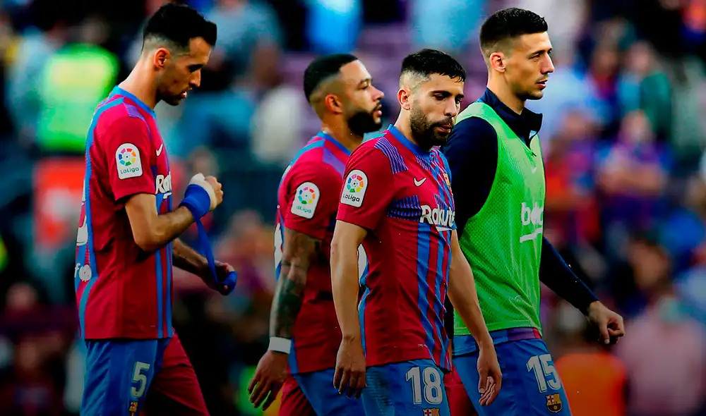 Jugadores del FC Barcelona tras perder el partido frente al Real Madrid. Foto: composición/ EFE