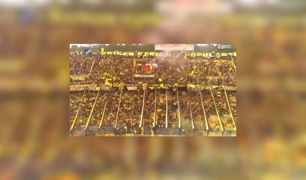 Peñarol vs. Nacional: Hinchas alientan la salida de los equipos. Foto: Captura ESPN