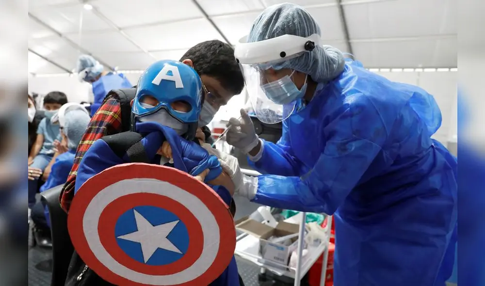 El pequeño Capitán América recibirá su segunda dosis después de 28 días. Foto: Carlos Ortega/EFE