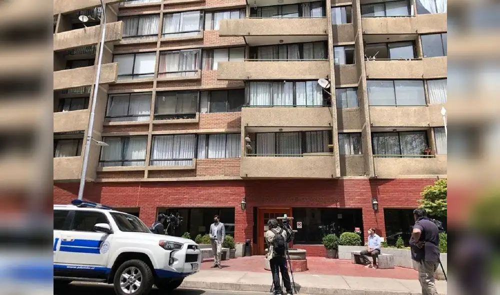 El niño, con trastorno del espectro autista, cayó hasta el balcón del piso 2 a eso de las 10:00 horas y perdió la vida en el lugar. VIDEO: 24 Horas Chile