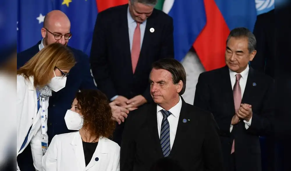 Jair Bolsonaro junto a trabajadores de la salud en la Cumbre Mundial de Líderes del G20 en el centro de convenciones La Nuvola, Roma. Foto: AFP Jair Bolsonaro junto a trabajadores de la salud en la Cumbre Mundial de Líderes del G20 en el centro de convenciones La Nuvola, Roma. Foto: AFP
