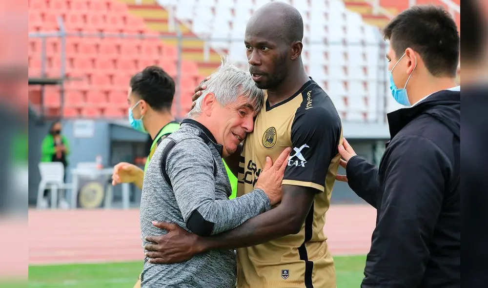 Grioni y su efusivo abrazo con Figueroa tras salvar la categoría Foto: Liga 1 Grioni y su efusivo abrazo con Figueroa tras salvar la categoría Foto: Liga 1