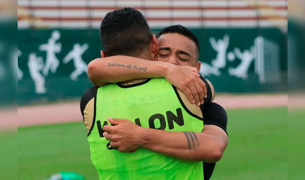 Ramúa se abraza con sus compañeros luego de ganarle a Huancayo Foto: Liga 1
