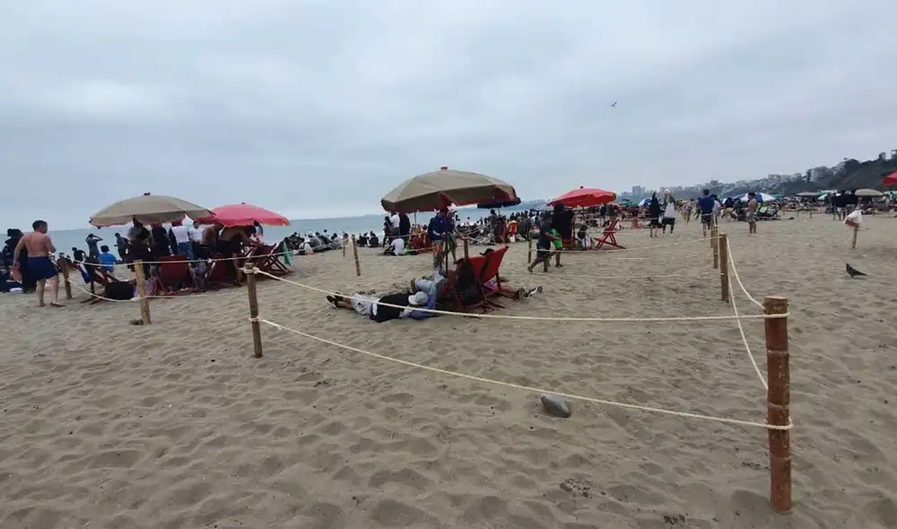 La Municipalidad de Chorrillos implementó cuadrículas 4x4 para que la ciudadanía las use y así puedan respetar el distanciamiento social de dos metros. Foto: María Pía Ponce/URPI-LR La Municipalidad de Chorrillos implementó cuadrículas 4x4 para que la ciudadanía las use y así puedan respetar el distanciamiento social de dos metros. Foto: María Pía Ponce/URPI-LR