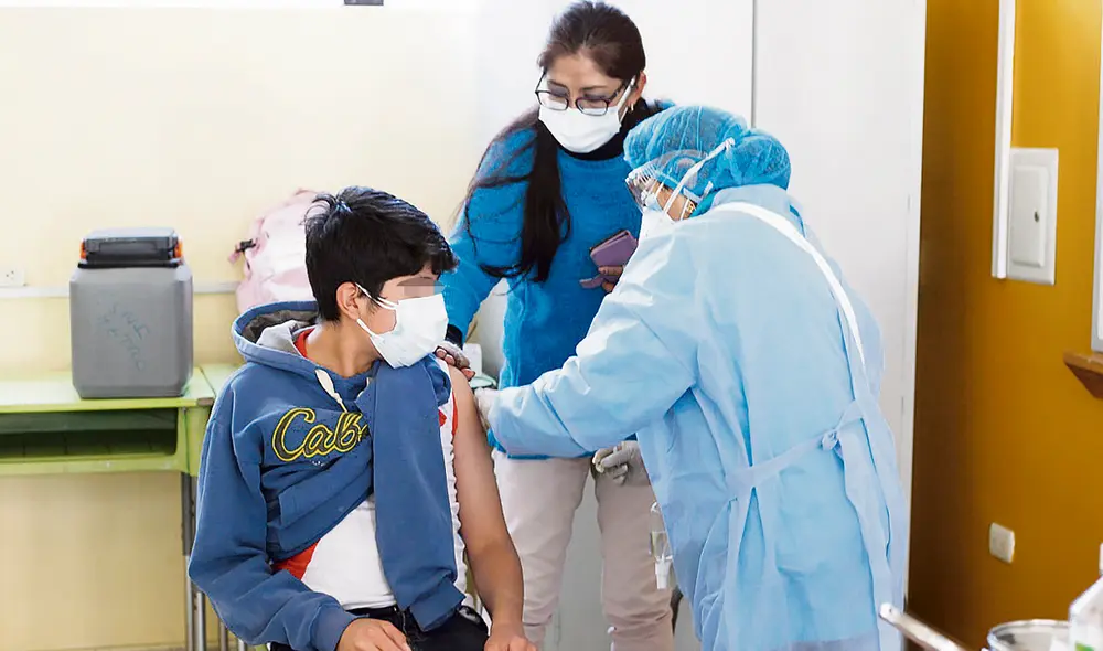 Vacuna. Menores acudieron acompañados de sus padres. Hoy sigue el proceso en Lima. Foto: Juan Carlos Cisneros/ La República