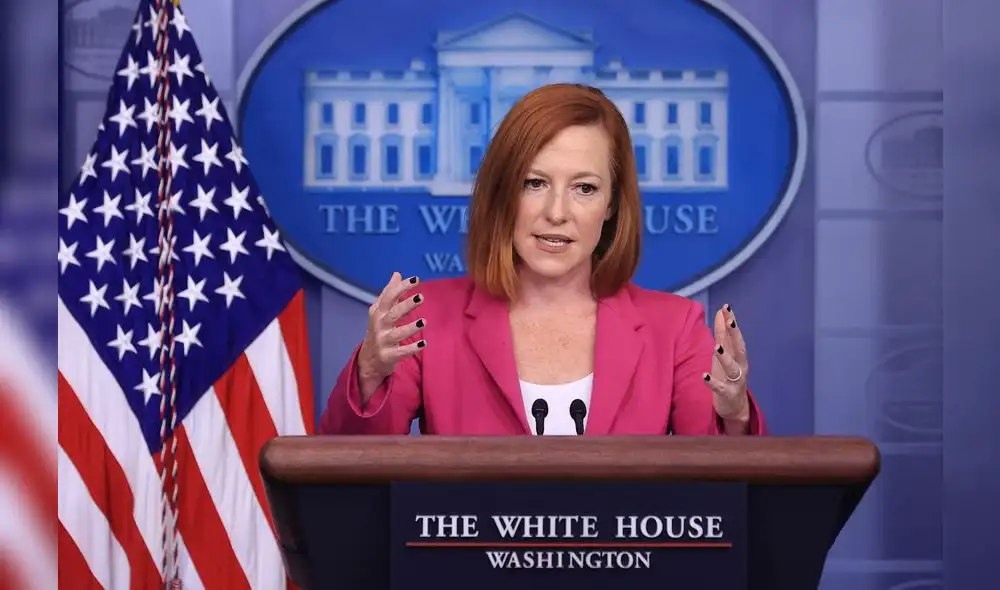Psaki confirmó que tenía síntomas leves, pero pensó que era debido a la vacuna contra el coronavirus. Foto: Chip Somodevilla/AFP
