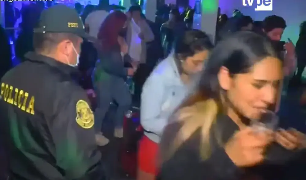 Muchas de las personas no usaban mascarilla y compartían licor del mismo vaso. Foto: captura de TV Perú