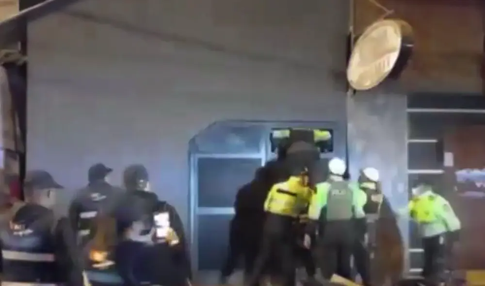 PNP tuvo que intervenir a la fuerza uno de los locales pues los organizadores no permitían su ingreso. Foto: captura América Noticias